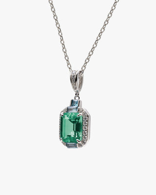 Colgante de plata con piedra verde y detalles azul claro