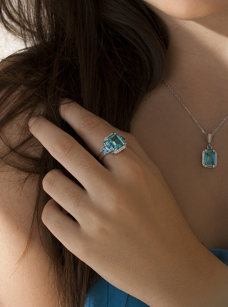 Anillo de plata con piedra turquesa y baguettes azul cielo