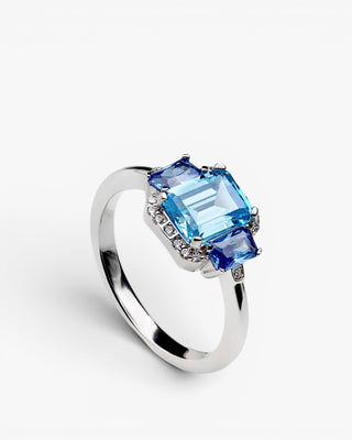 Anillo de plata con piedras azules talla esmeralda