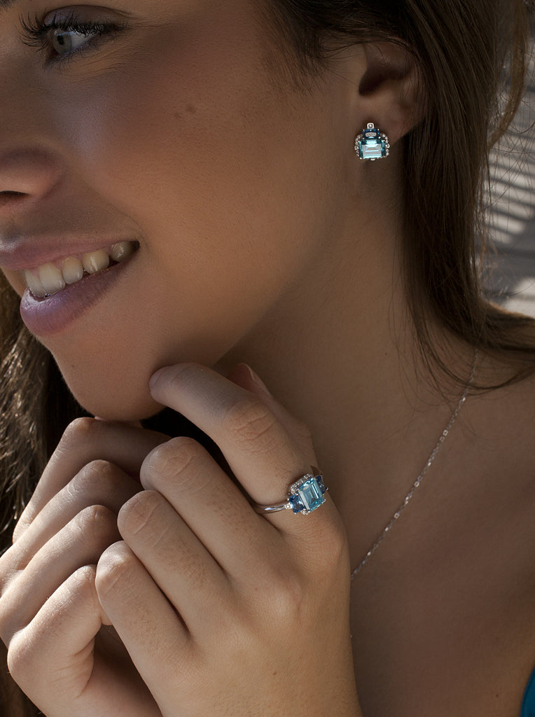 Anillo de plata con piedras azules talla esmeralda