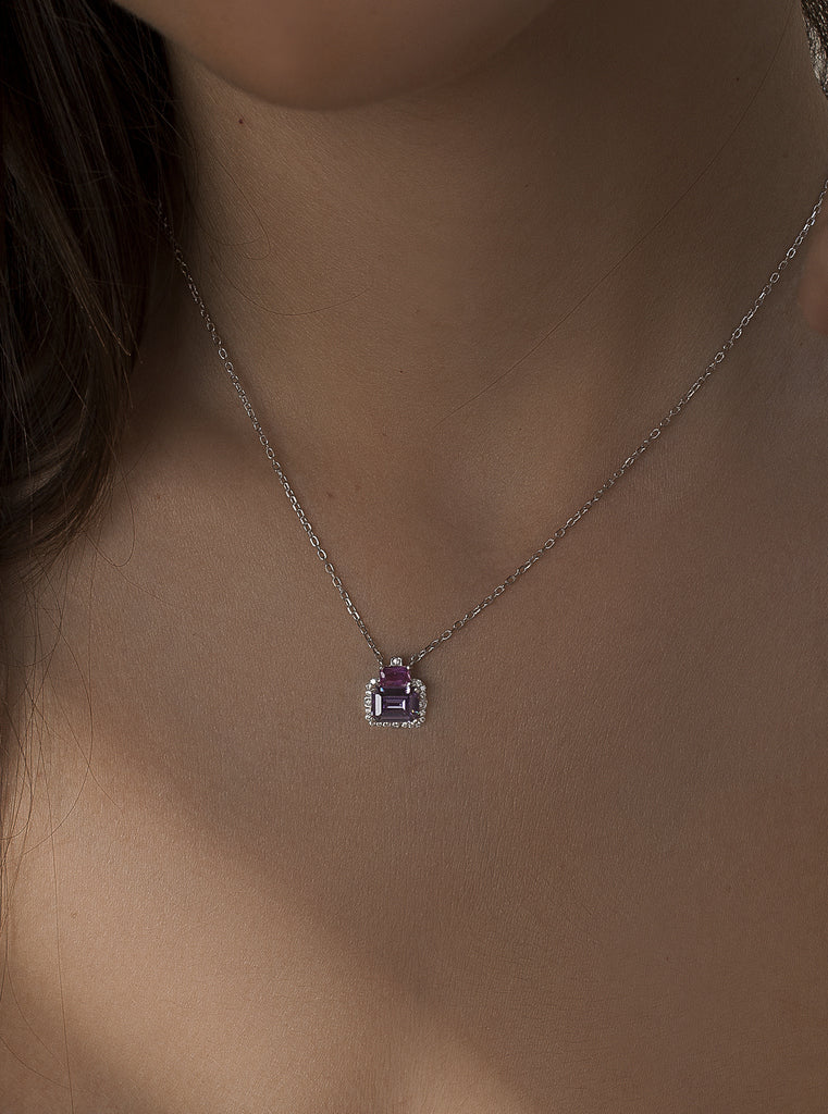Colgante de plata con piedra lila y detalle fucsia