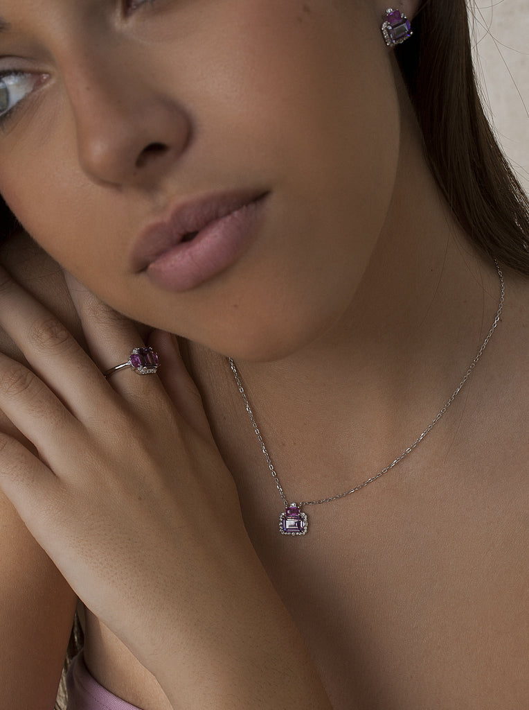 Colgante de plata con piedra lila y detalle fucsia