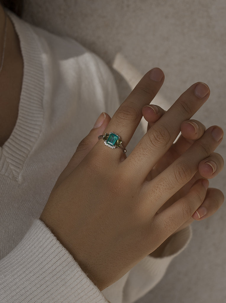 Anillo de piedras de colores aguamarina y amarillo