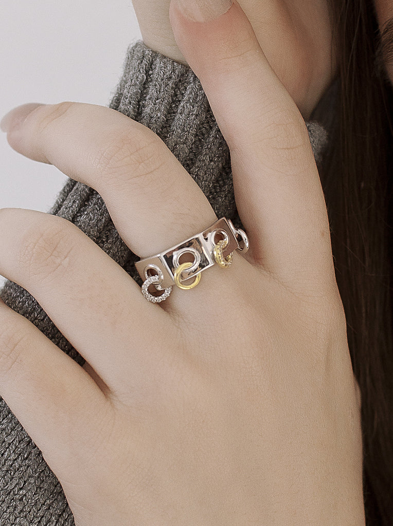 Anillo ancho de plata 925 bicolor con anillas y circonitas