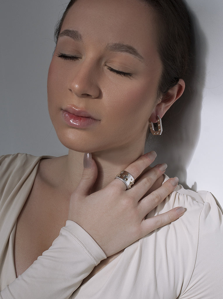 Anillo ancho de plata 925 bicolor con círculos dorados y circonitas