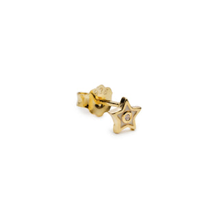 Pendiente estrella mini con esmalte blanco de plata bañada en oro y circonita