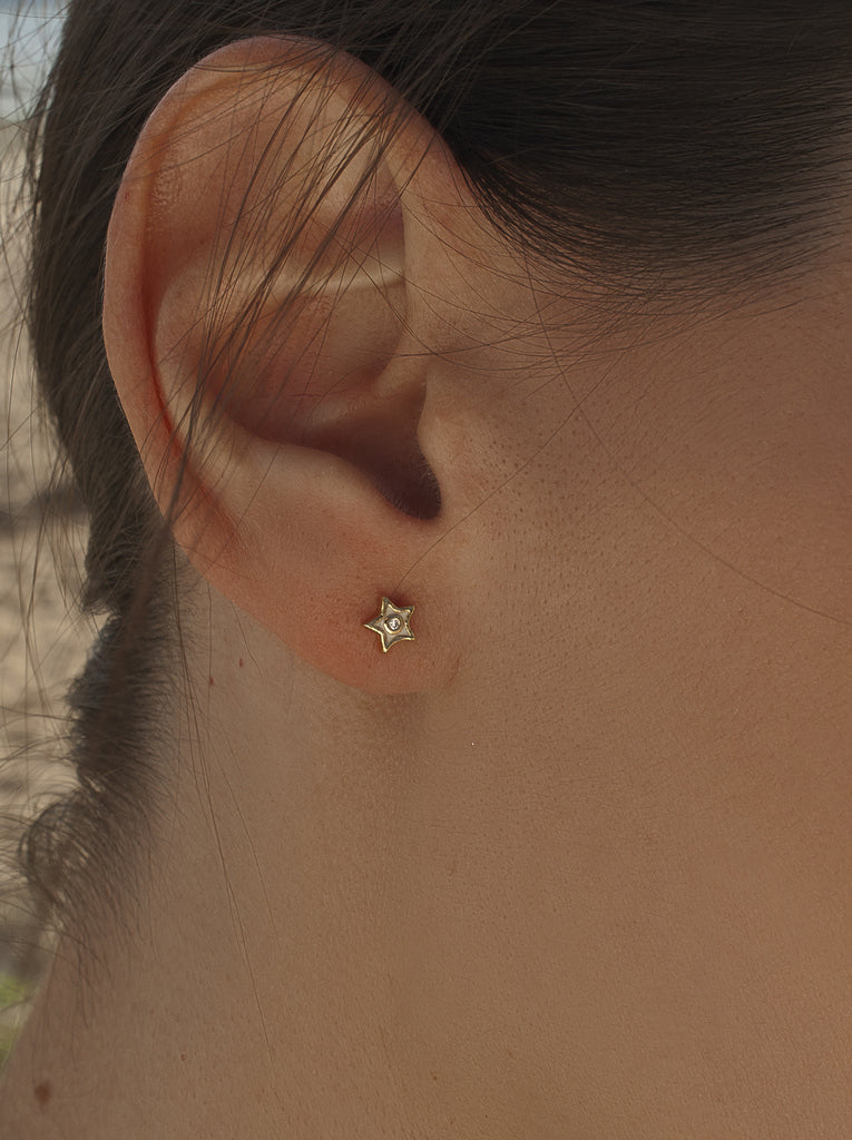 Pendiente estrella mini con esmalte blanco de plata bañada en oro y circonita