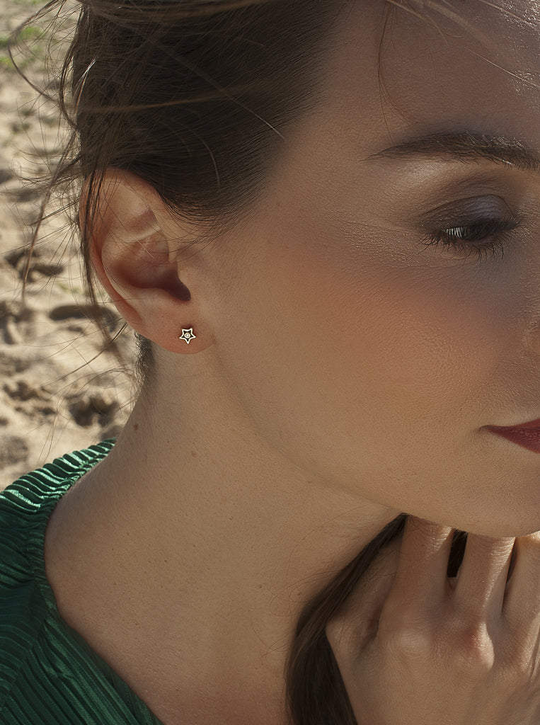 Pendiente estrella mini con esmalte negro de plata bañada en oro y circonita