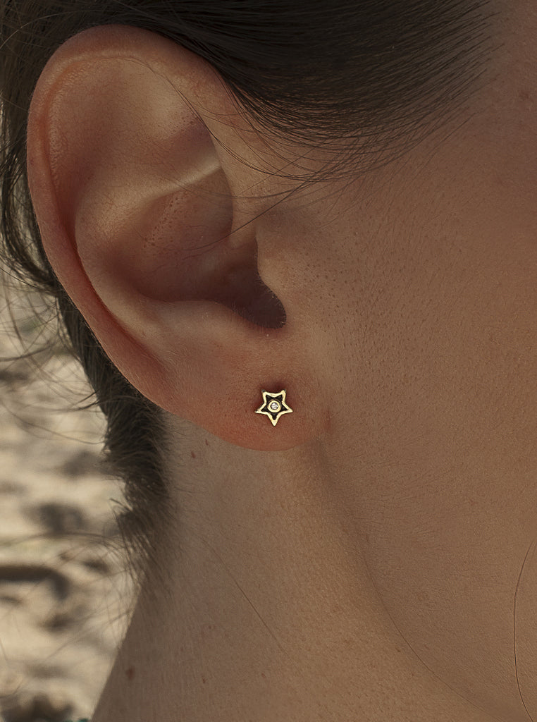 Pendiente estrella mini con esmalte negro de plata bañada en oro y circonita