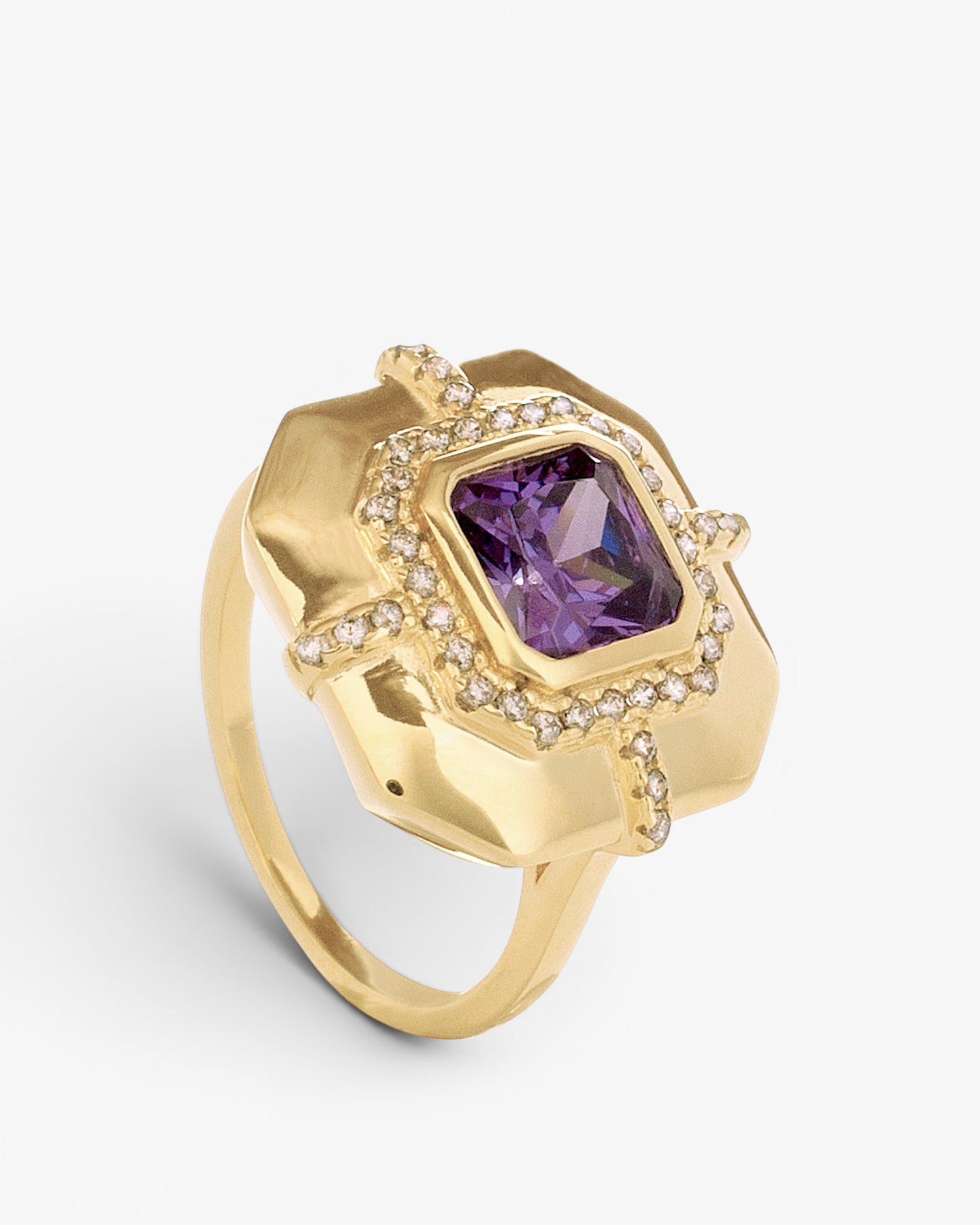 Bague avec pierres améthystes et motif carré doré