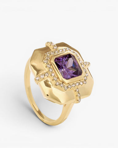 Bague avec pierres améthystes et motif carré doré