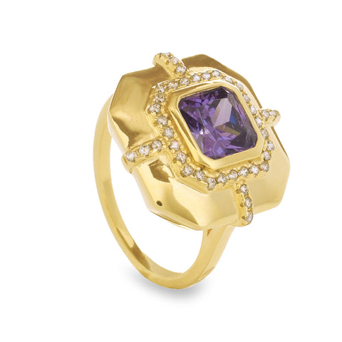 Anillo con piedras amatista y diseño cuadrado dorado