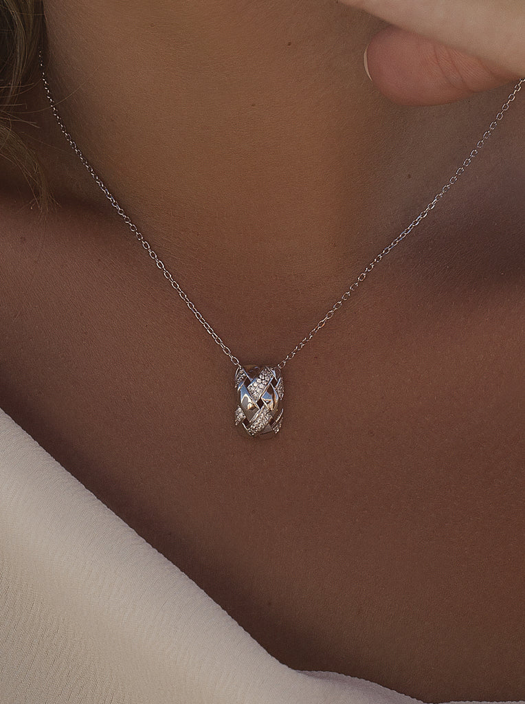 Collar de plata con colgante entrelazado y circonitas