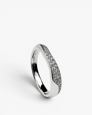 Anillo de plata 925 con franja curva de circonitas