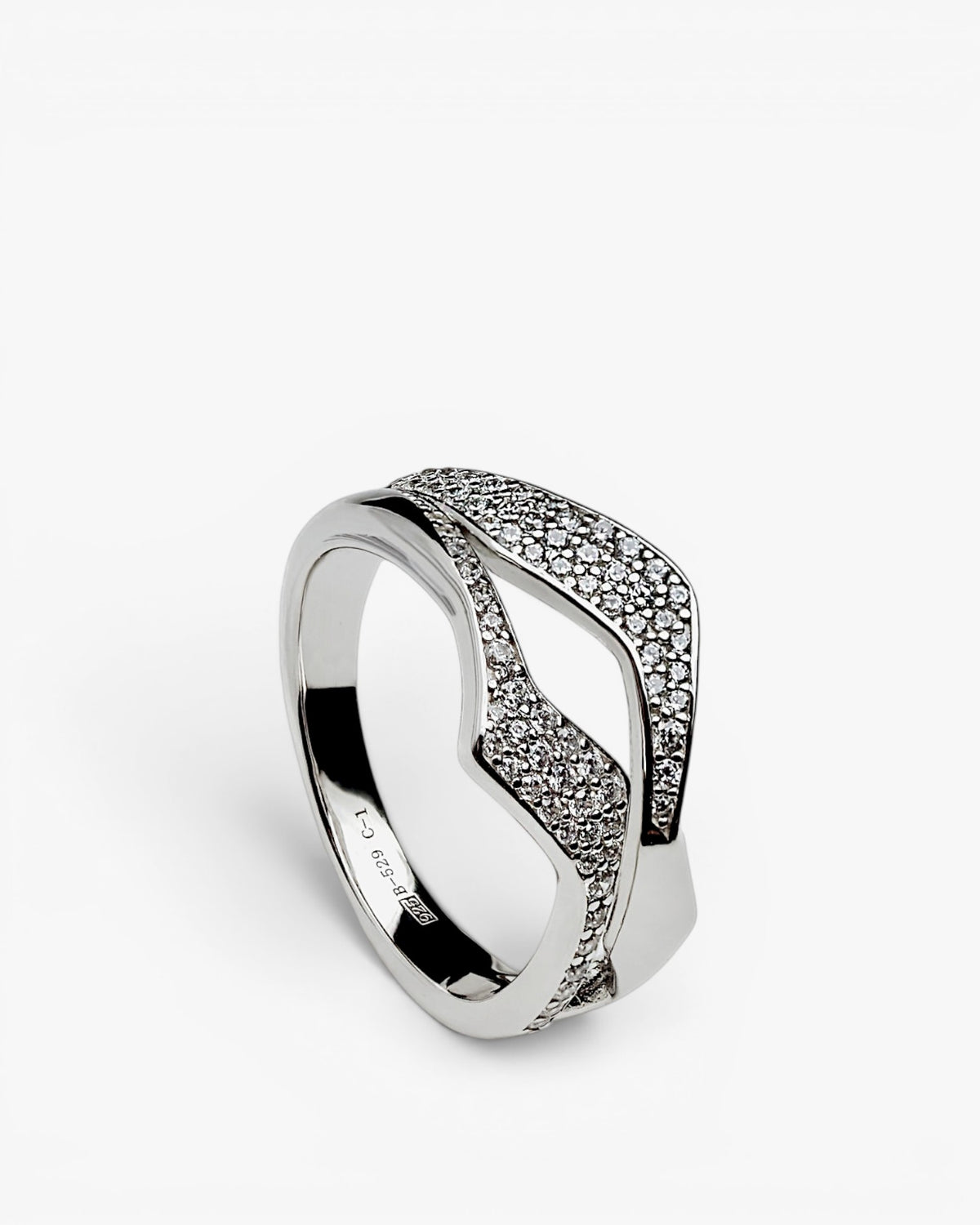 Anillo de plata 925 abierto con circonitas y diseño curvo