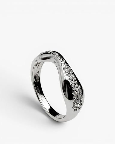 Anillo de plata 925 con pavé de circonitas y diseño ondulado