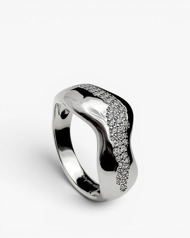 Anillo ancho de plata 925 con diseño orgánico y circonitas