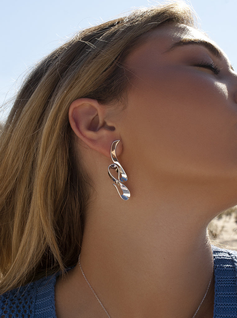 Pendientes de plata con diseño orgánico y formas fluidas