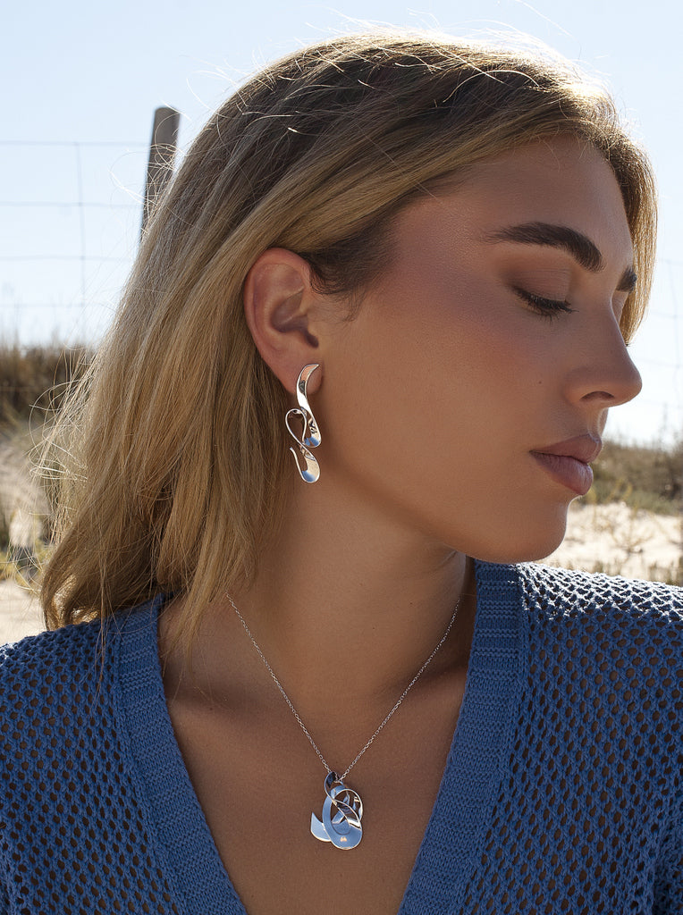 Pendientes de plata con diseño orgánico y formas fluidas