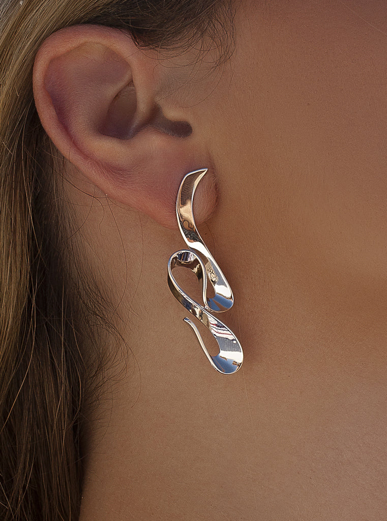 Pendientes de plata con diseño orgánico y formas fluidas