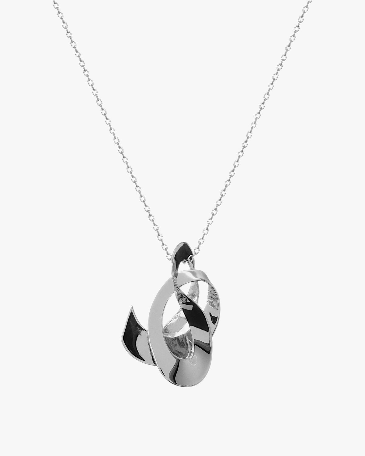 Collar de plata con colgante de diseño orgánico