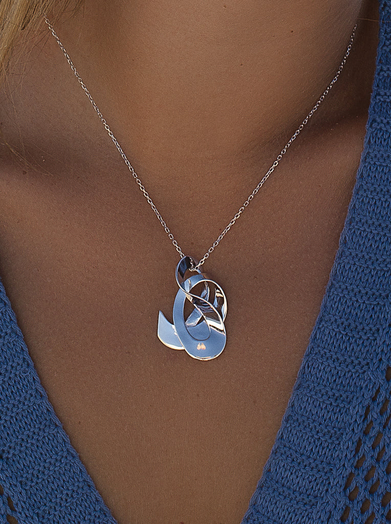 Collar de plata con colgante de diseño orgánico