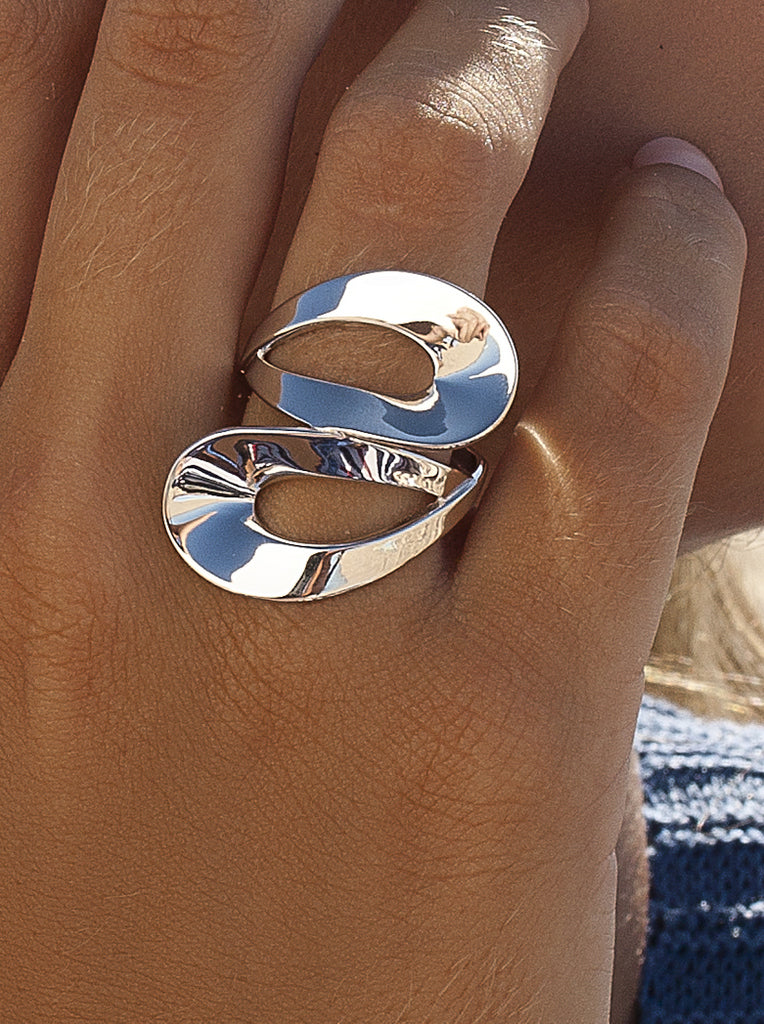 Anillo de plata ancho con diseño fluido entrelazado