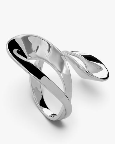 Anillo de plata ancho con diseño fluido entrelazado
