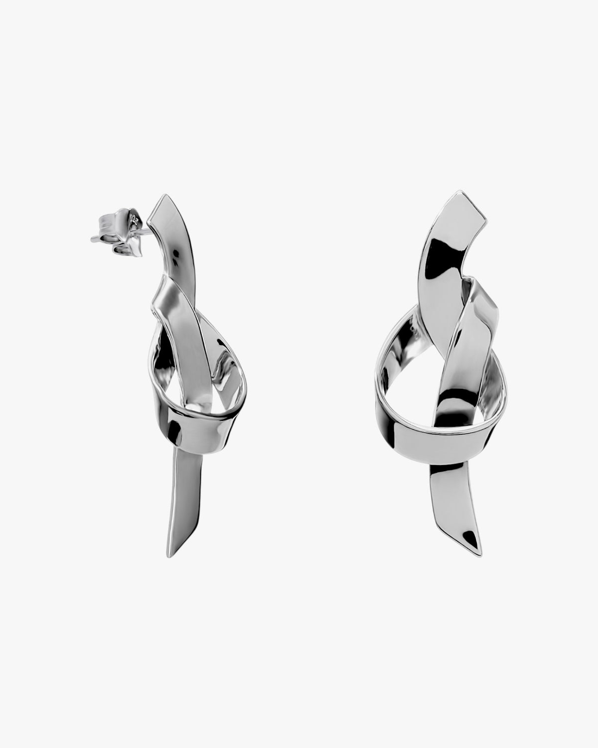 Pendientes de plata con diseño de nudo entrelazado