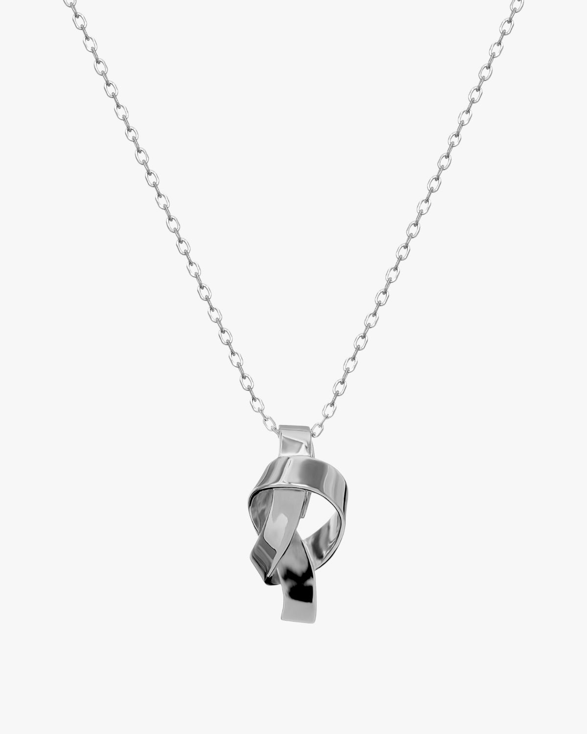 Collar de plata con colgante de nudo moderno