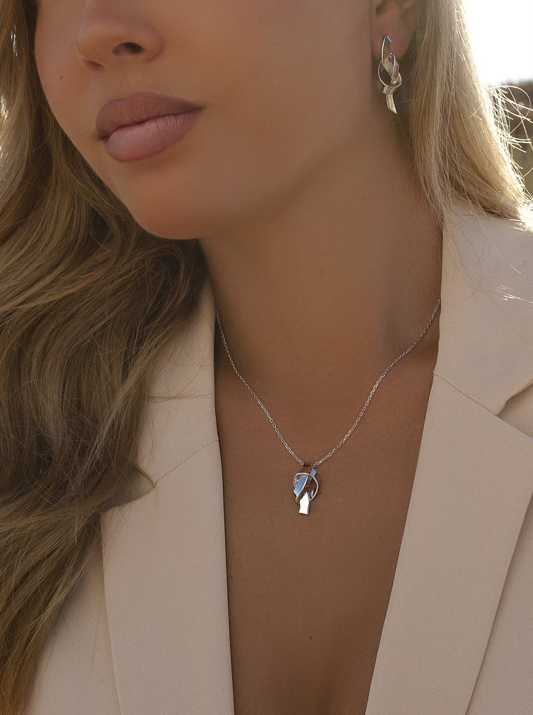 Collar de plata con colgante de nudo moderno