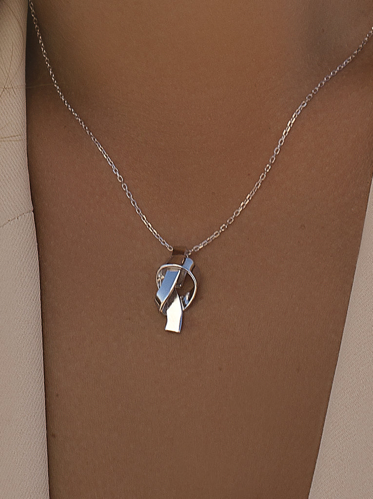 Collar de plata con colgante de nudo moderno