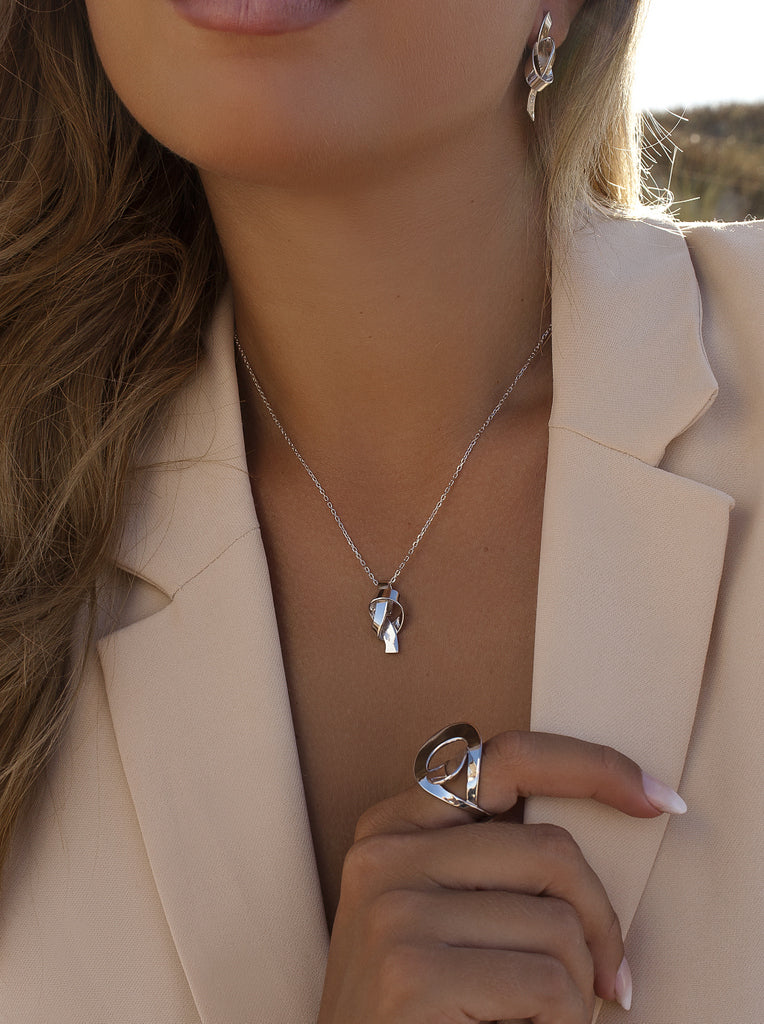 Anillo de plata ancho con diseño de nudo