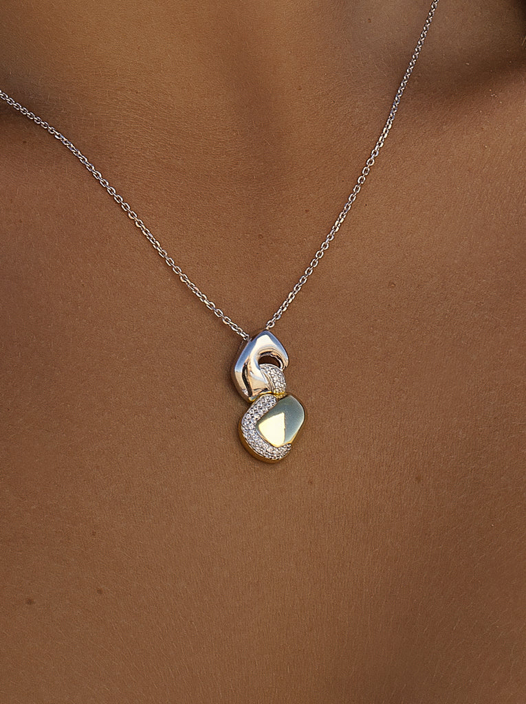 Collar bicolor con colgante orgánico y circonitas