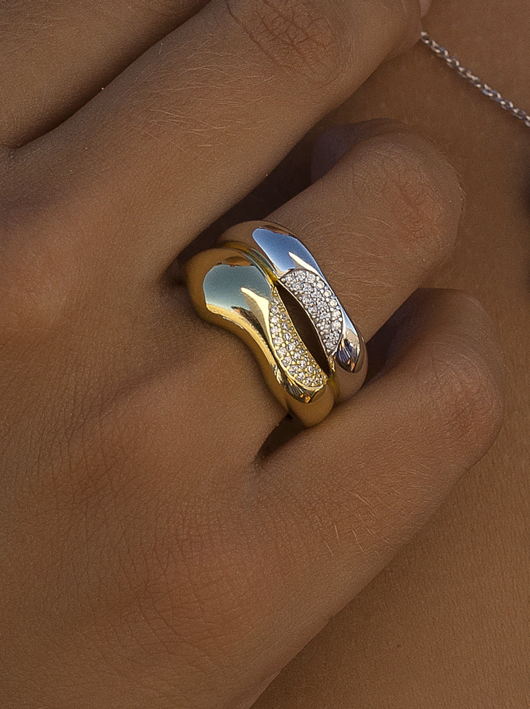 Anillo bicolor ancho con circonitas y diseño entrelazado