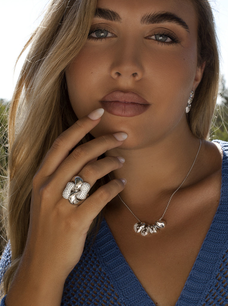 Collar de plata con piezas orgánicas y circonitas
