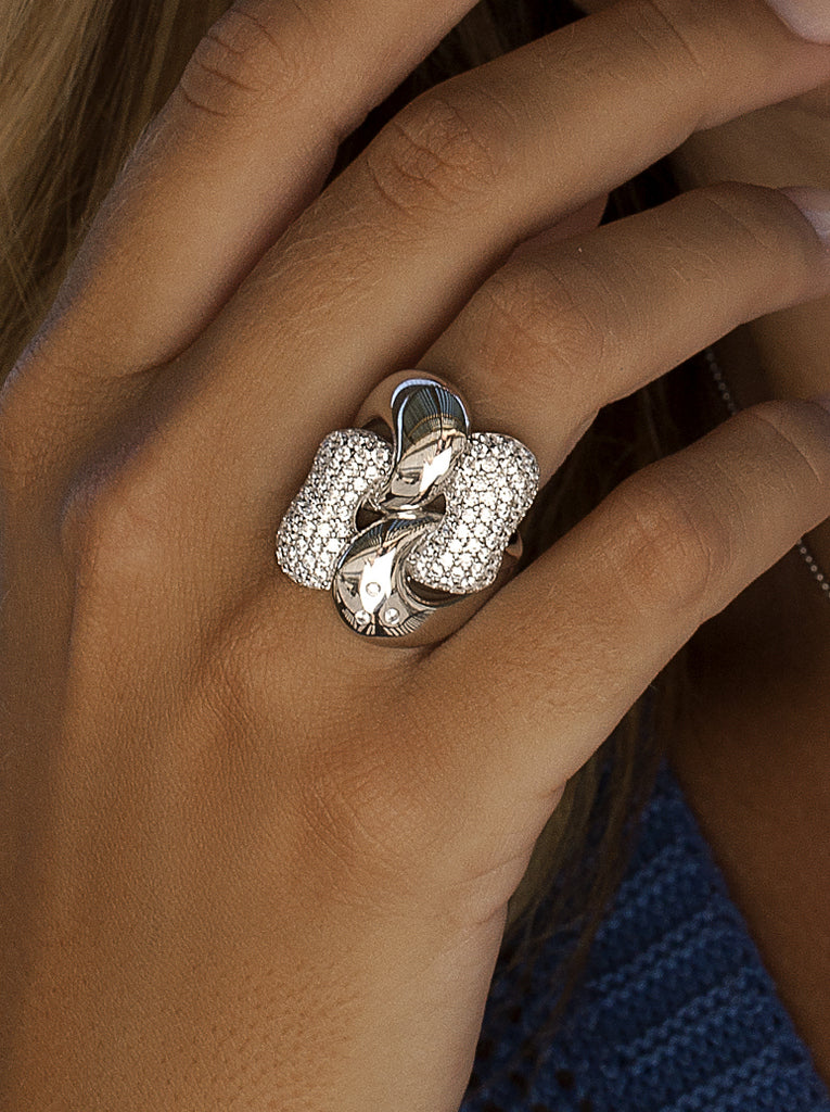 Anillo de plata ancho con circonitas y diseño orgánico
