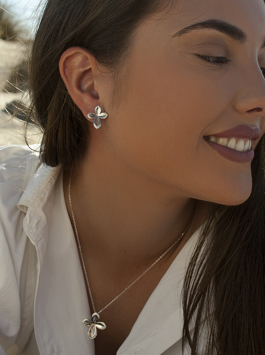 Pendientes de plata flor de cuatro pétalos con circonitas