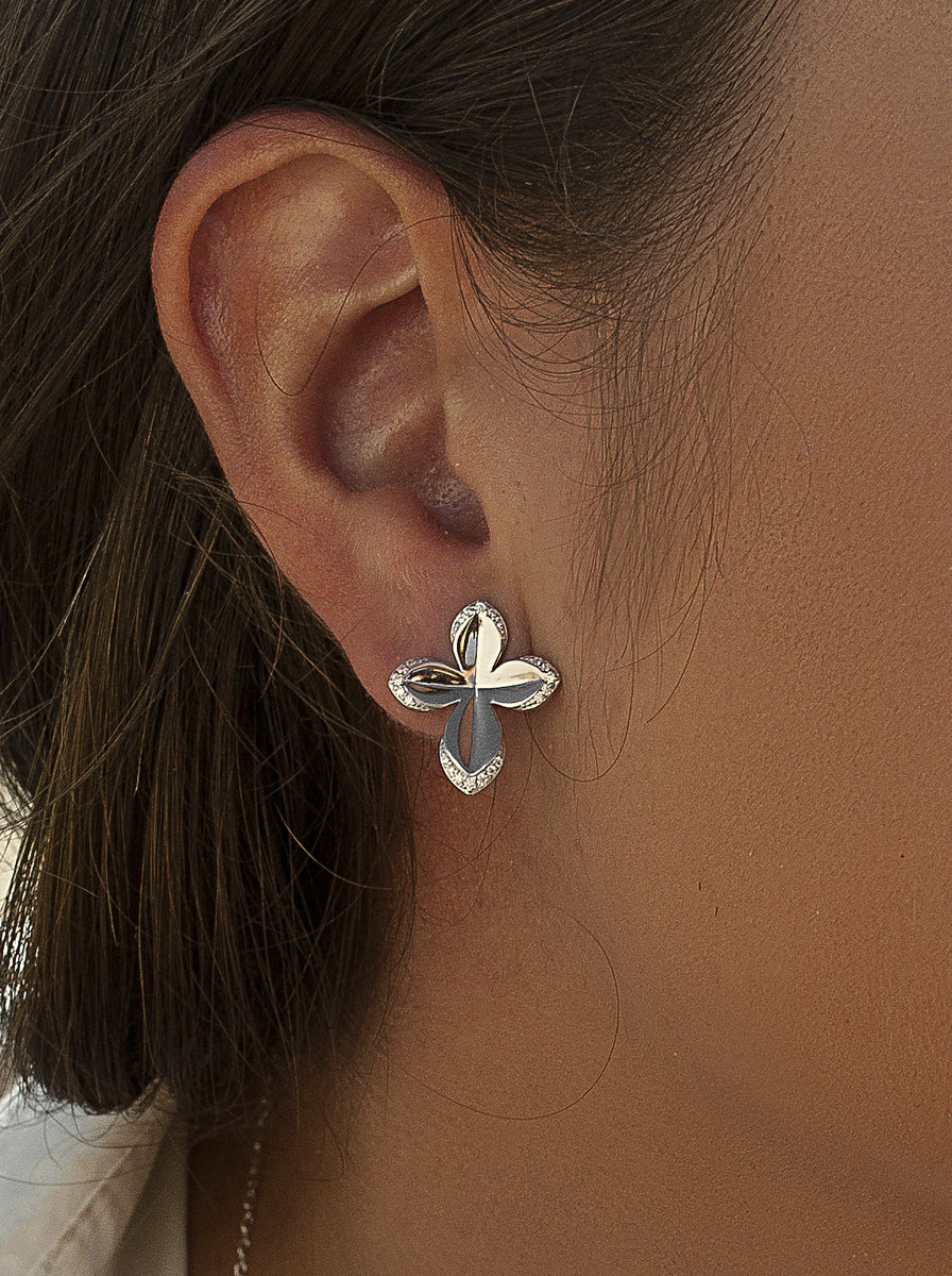 Pendientes de plata flor de cuatro pétalos con circonitas