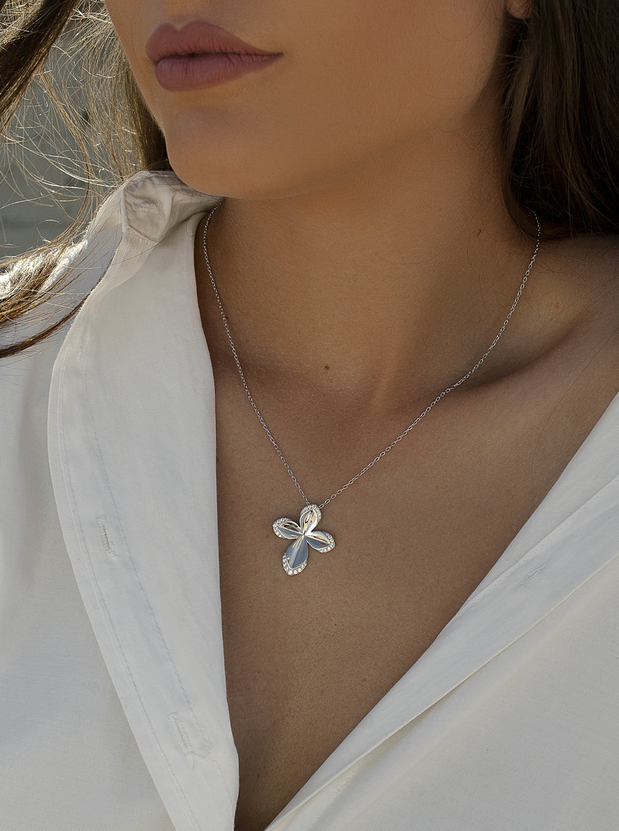 Collar de plata flor de cuatro pétalos con circonitas