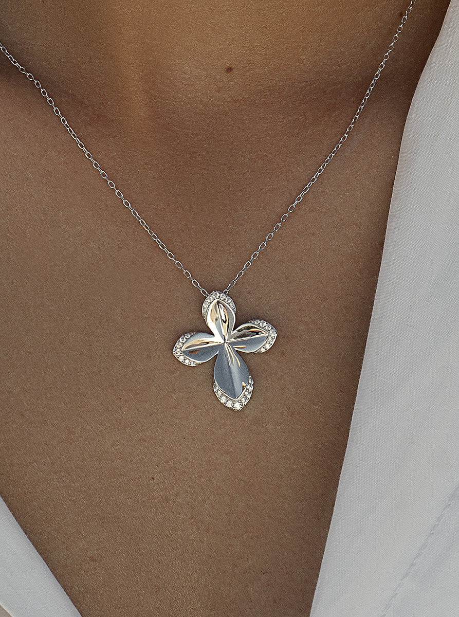 Collar de plata flor de cuatro pétalos con circonitas