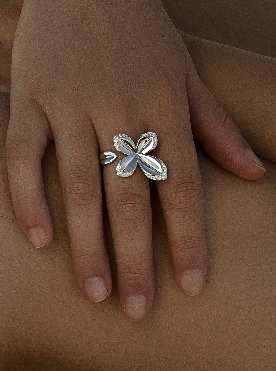 Anillo de plata abierto con flor y circonitas