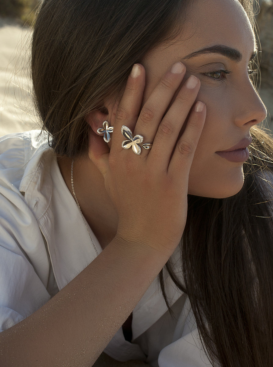 Anillo de plata abierto con flor y circonitas
