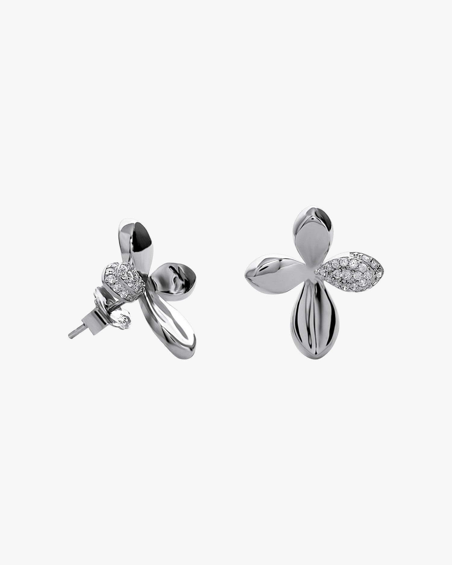 Pendientes de plata flor con pétalo de circonitas