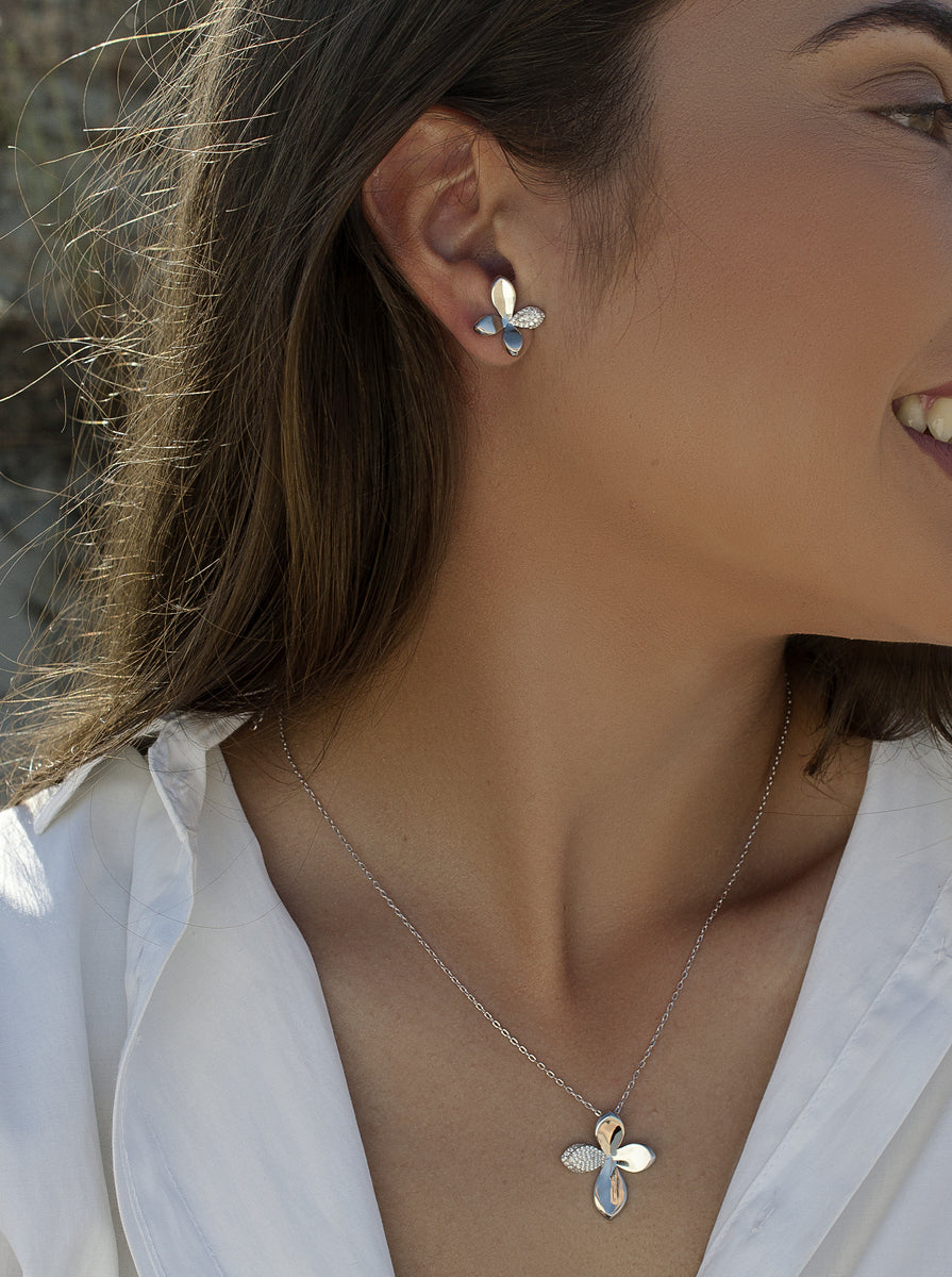 Pendientes de plata flor con pétalo de circonitas