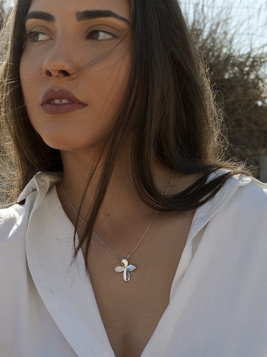 Collar de plata flor con pétalo de circonitas