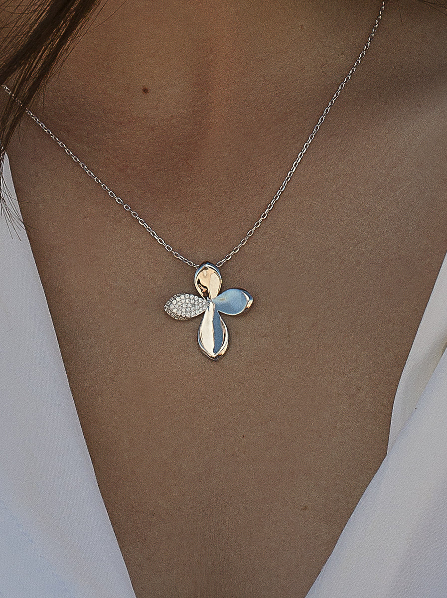 Collar de plata flor con pétalo de circonitas
