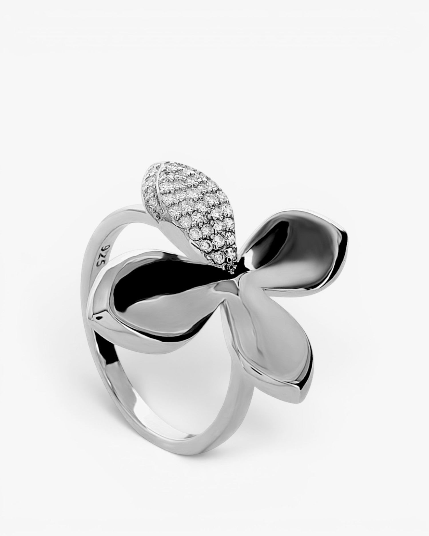Anillo de plata flor con pétalo de circonitas