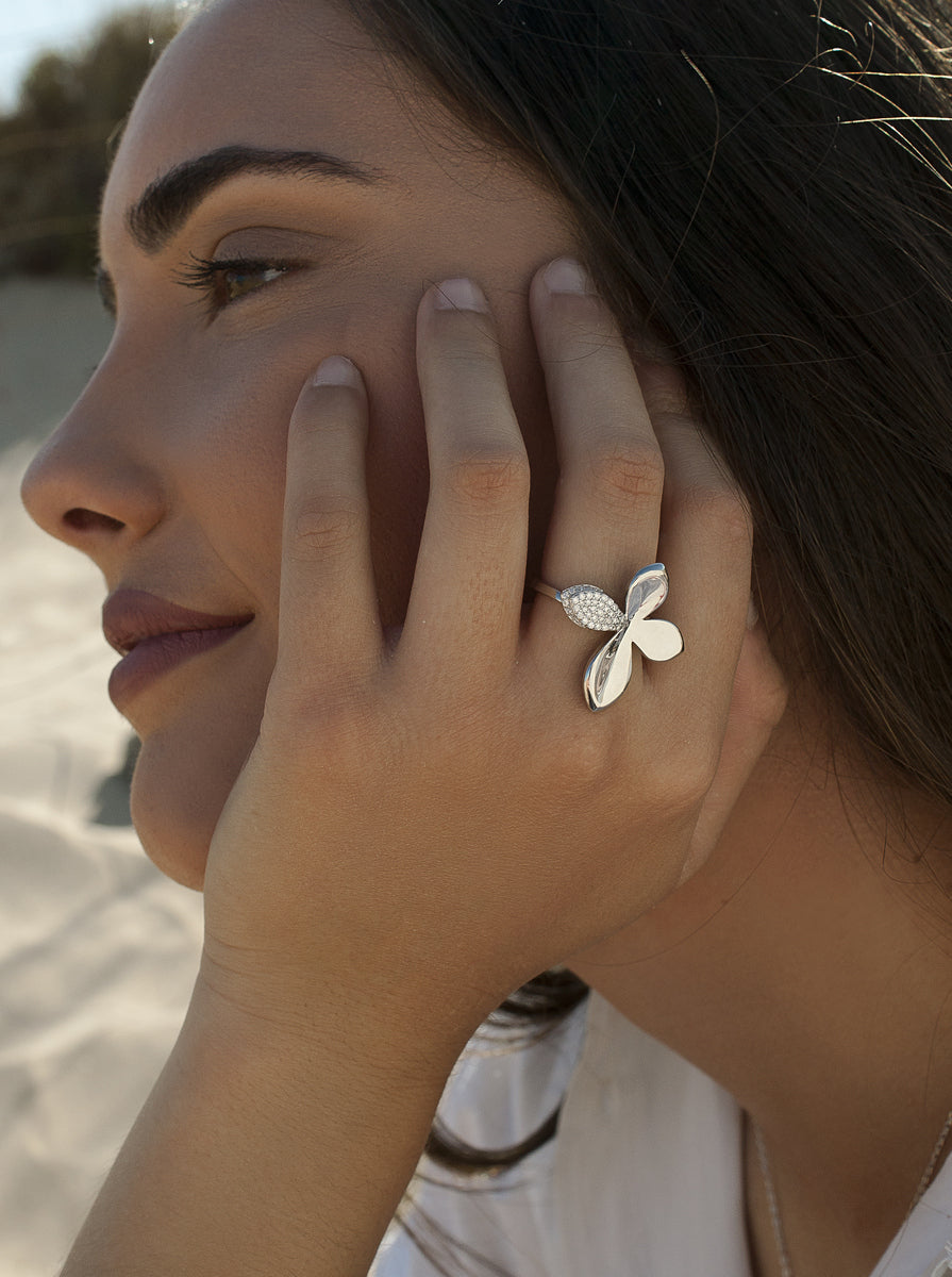 Anillo de plata flor con pétalo de circonitas