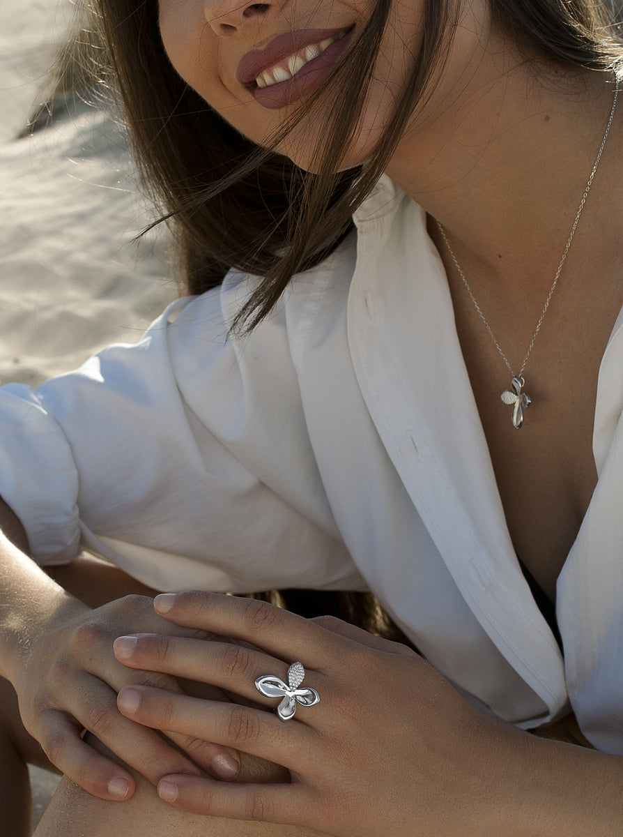 Anillo de plata flor con pétalo de circonitas